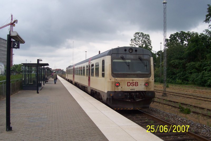 Ein Triebwagen der DSB-Baureihe MR am 25.06.2007 im Bahnhof Hjrring auf dem Weg von Aalborg nach Frederikshavn.