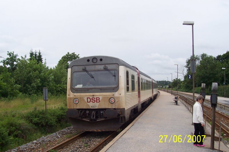 Ein Triebwagen der DSB-Baureihe MR am 27.06.2007 im Bahnhof Sindal auf der Fahrt von Frederikshavn nach Aalborg.