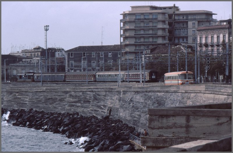 Ein Triebwagen der Ferrovie Circum Etnea nhert sich der Haltestelle am Hauptbahnhof Catania, whrend im Hindergrund ein Regio der FS nach Caltanisetta ausfhrt. (Archiv 10/84)