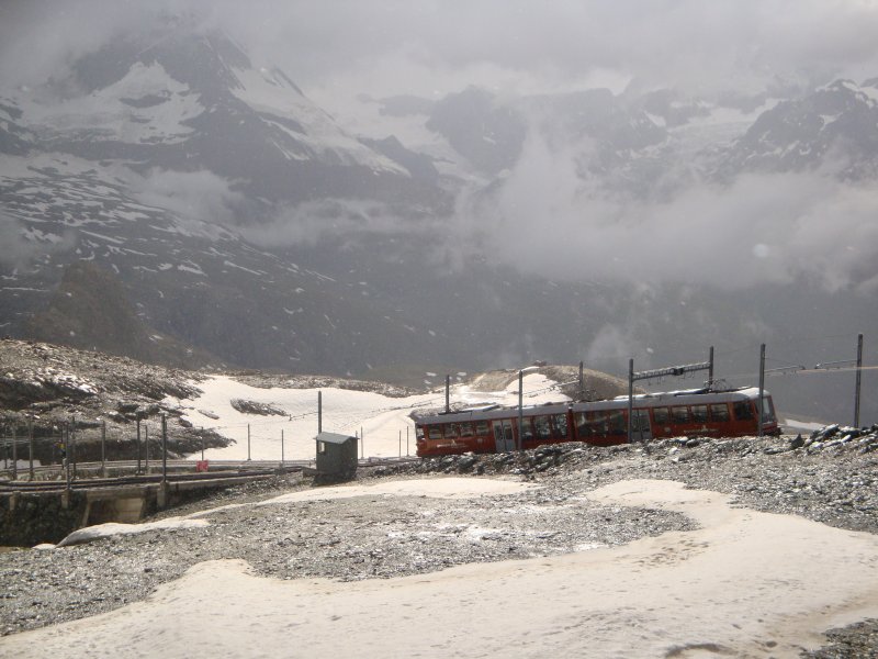 Ein Triebwagen der Gornergratbahn bei der Talfahrt Richtung Zermatt. (7.7.09)