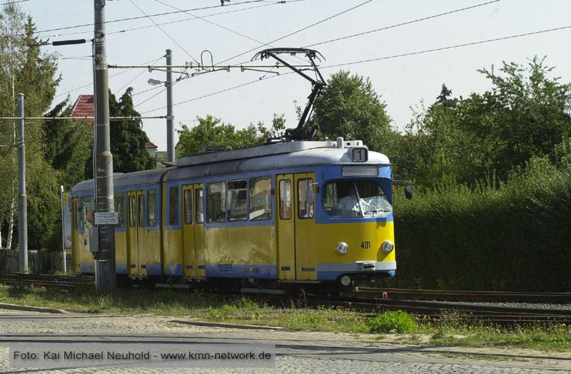 Ein Triebwagen der Gothaer Straenbahn fhrt als Linie 1 zum Kreiskrankenhaus. Das Foto entstand in Hhe der Haltestelle Wagenhalle in Gotha.