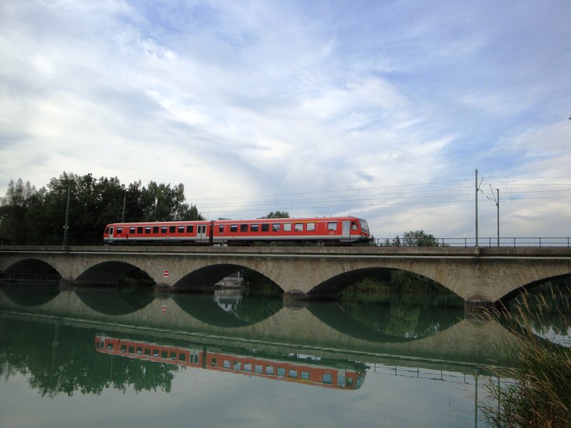 Ein Triebwagen der Reihe 628 fhrt als RB 27093(Landshut-Salzburg Hbf) ber die Saalachbrcke. (17.8.09)