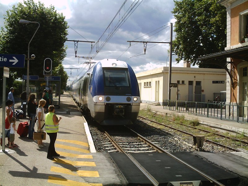 Ein Triebwagen der Reihe 81000 hkt als ein TER in L'Isle sur la Sorgue.
