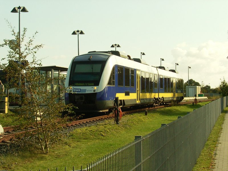 Ein Triebwagen der Reihe  LINT 41  fuhr am 09. Oktober 2008 um 11:01 Uhr in Esens/Ostfriesland ein. Um 11:02 geht es nach Wilhelmshaven zurck.