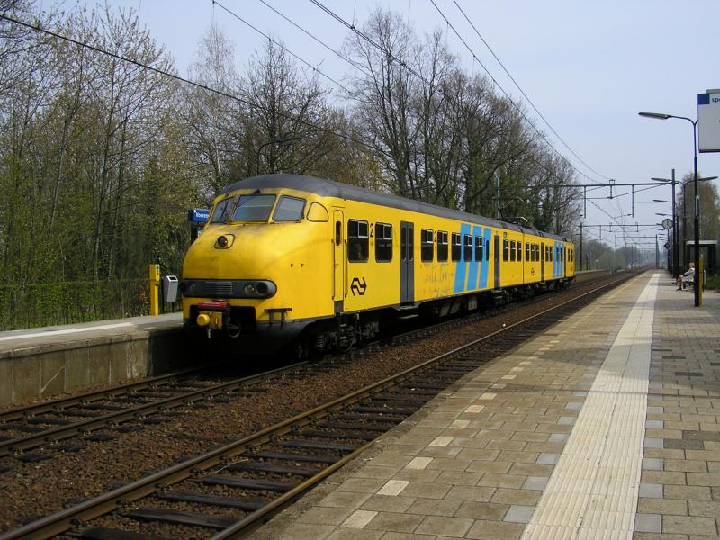 Ein Triebwagen der Reihe Plan V in Voerendaal 23-4-2006