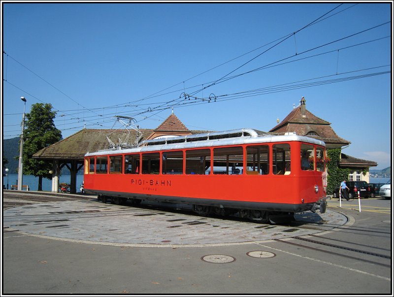 Ein Triebwagen der Rigi-Bahn auf der Drehscheibe in Vitznau. (20.07.2007)