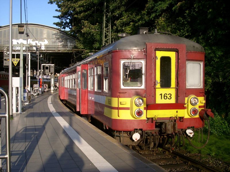 Ein Triebwagen der SNCB in Aachen Hbf 