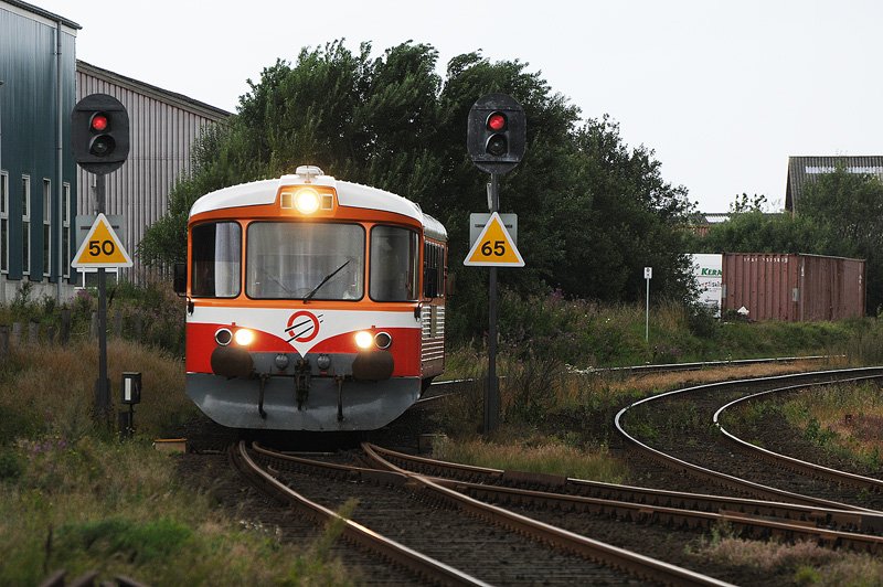 Ein Triebwagen vom Typ  Lynette  der VTLJ (Lemvigbanen) fhrt in Lemvig ein. 13.08.2008