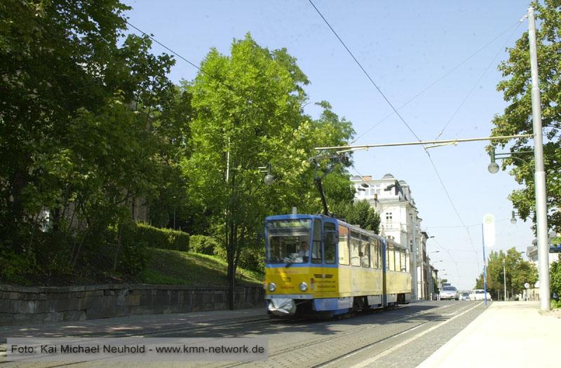 Ein Triebwagen vom Typ Tatra KT4D der Straenbahn Gotha ist auf dem Weg zum Hauptbahnhof an der Haltestelle Bahnhofstrasse zum Stehen gekommen.