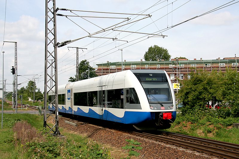 Ein Triebwagen der Usedomer Bäderbahn hat vor wenigen Augenblicken den Bahnhof von Stralsund verlassen und ist zur Vinetastadt Barth unterwegs.
Hier beim Bahnübergang Carl-Heydemann-Ring.
(06.07.2008)