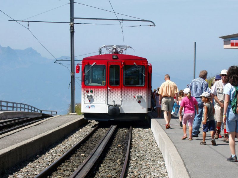 Ein Triebwagen der VRB in Rigi Kulm.