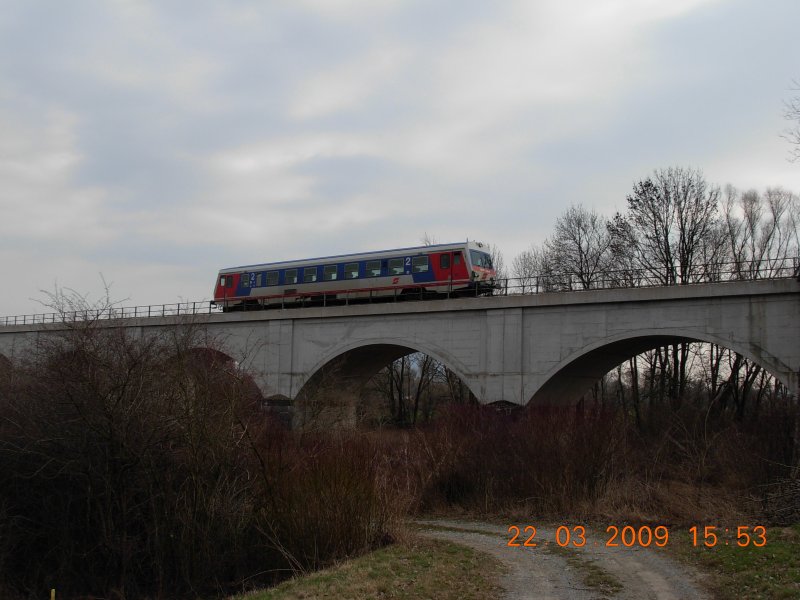 Ein Triebwagenzug der Baureihe 5047 fhrt ber das Steinviadukt, welches sich etwa zwei Kilometer vom Bahnhof Marchegg entfernt unmittelbar vor der sterreichisch-slowakischen Grenze befindet (22.3.2009).