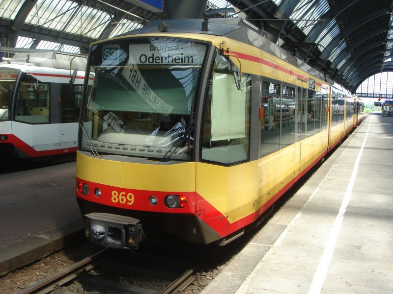 Ein Triebzug der AVG im Karlsruher Hbf. Aufgenommen am 16.06.07