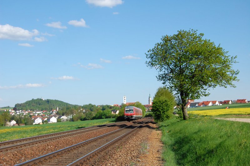 Ein Triebzug der Baureihe 610 als RE 3566 nach Nrnberg beim Drei-Kirchen-Blick bei Sulzbach-Rosenberg am 10.05.2008