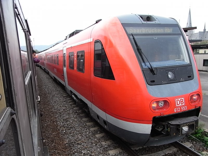 Ein Triebzug der Baureihe 612 wartet in Bad Kreuznach auf seine Weiterfahrt nach Mainz.(Fotografirt von einem Sonderzug mit Dampflok am
20.09.2009) 