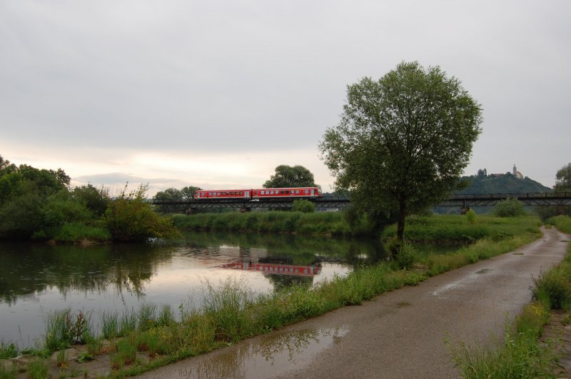 Ein Triebzug der Baureihe 628 am 08.06.2008 auf der Fahrt nach Bogen auf der Donaubrcke. Im Hintergrund ist der Bogenberg zu sehen.