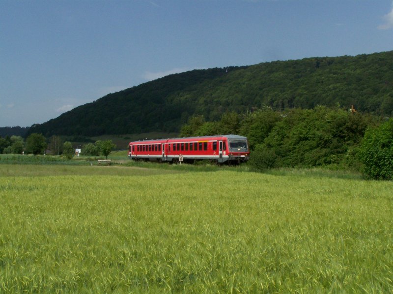 Ein Triebzug der Baureihe 628 ist im Sommer 2007 auf der Brenzbahn zwischen Aalen und Ulm Hbf unterwegs. Hier zwischen Oberkochen und Knigsbronn.