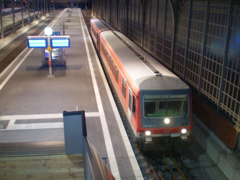 Ein Triebzug der Baureihe 928 steht in Lbeck Hbf. 