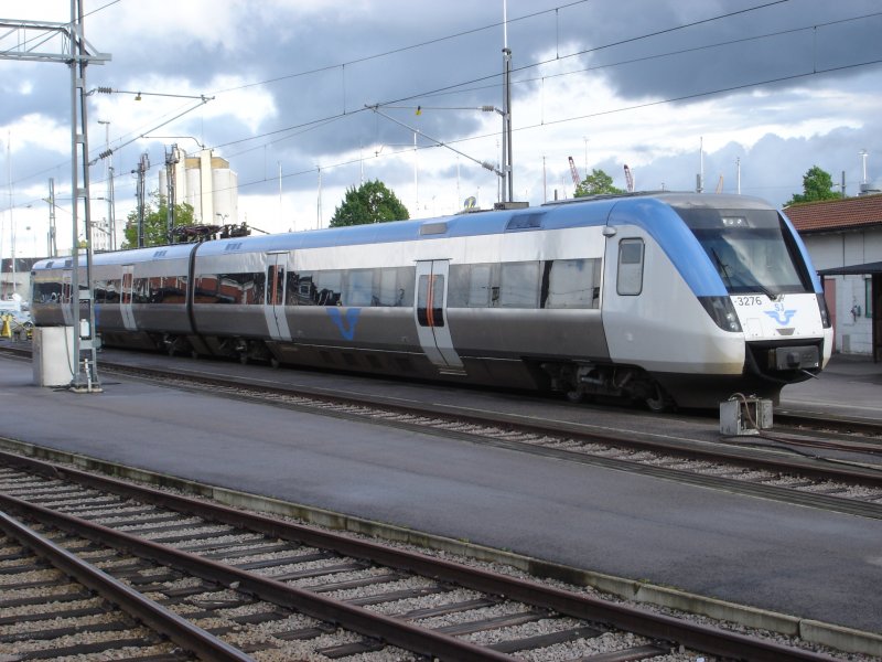 Ein Triebzug der Baureihe X50 wartet am 12.07.2007 gegen 18 Uhr im Bahnhof Kalmar Central auf seinen nchsten Einsatz.