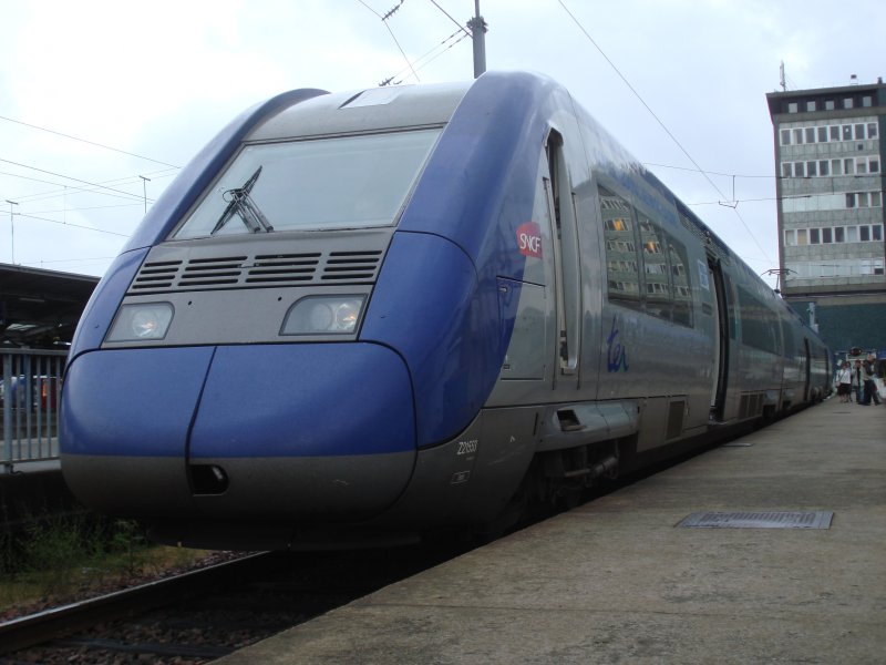 Ein Triebzug der Baureihe Z 21553 steht am 27.5.2007 im Bahnhof Nantes.
