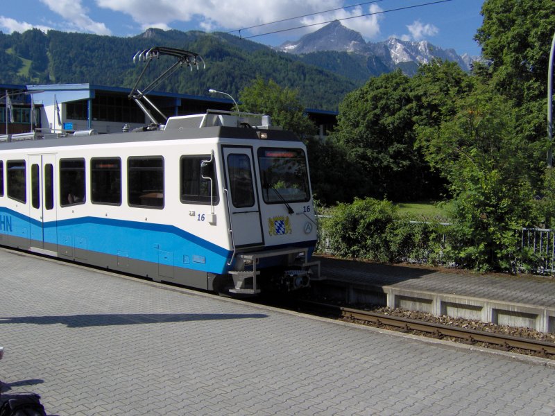 Ein Triebzug der Bayrischen Zugspitzbahn fhrt gerade in den Zugspitzbahnhof Garmisch ein