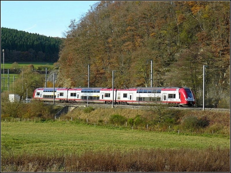 Ein Triebzug der BR 2200 durchfhrt am 04.11.08 das Tal der Clerve in der Nhe von Drauffelt. (Hans)