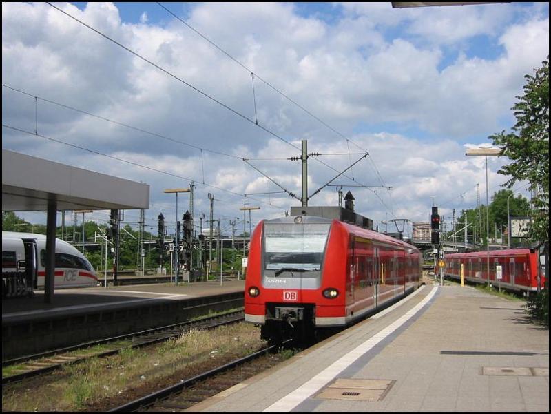 Ein Triebzug der BR 425 fhrt auf Gleis 1 in Mannheim Hbf ein. Die Aufnahme stammt vom 24.05.2006. 
