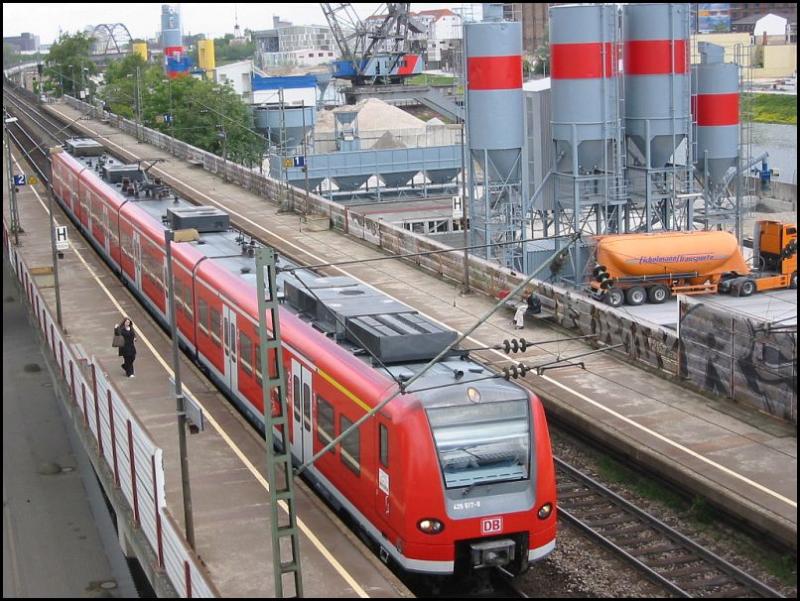 Ein Triebzug BR 425 hlt am Haltepunkt Mannheim-Handelshafen. Die Aufnahme wurde am 24.05.2006 von der Kurt-Schuhmacher-Brcke aus gemacht.