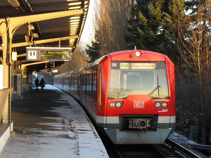 Ein Triebzug BR 474 auf der S-Bahn Linie S1 nach Airport/Poppenbttel an der Station Alte Whr; Hamburg, 02.01.2009

