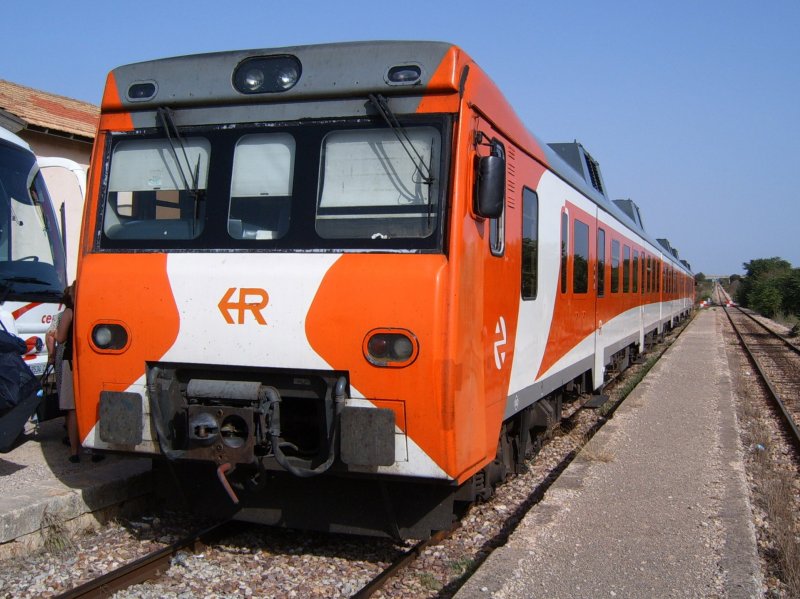 Ein Triebzug BR 592.2 steht an einem kleinen Bahnhof auf der Strecke Cuenca - Valencia im Sommer 2005.