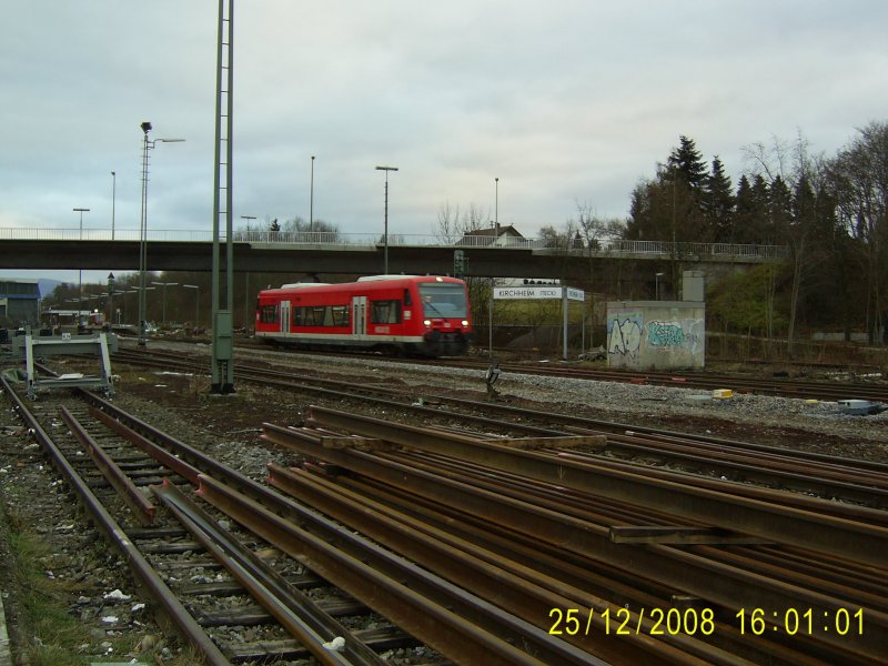 Ein Triebzug der BR 650 durchfhrt am 25.12.2008 auf seinem Weg nach Wendlingen den ehemaligen Gterbahnhof von Kirchheim/Teck.