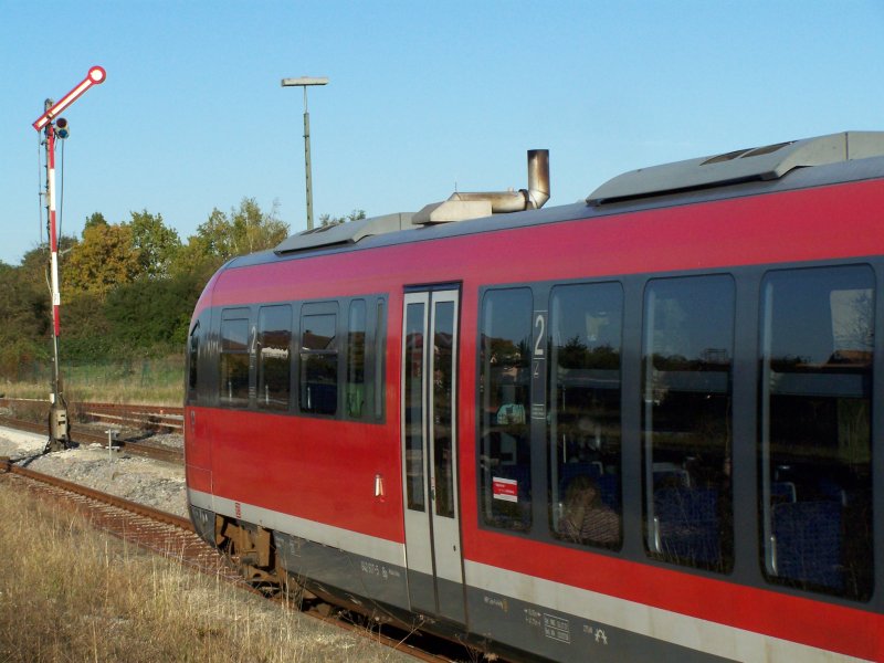 Ein Triebzug der Br.642 kurz vor einem Formsignal. Aufgenommen bei der Ausfahrt aus Rothenburg o.d.T.