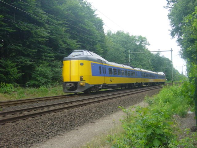 Ein Triebzug  Koploper  fhrt mit Tempo 160 durch dem Wald vom hollandisches Hilversum (eine kleine Stadt, 40 KM von Amsterdam entfernt)