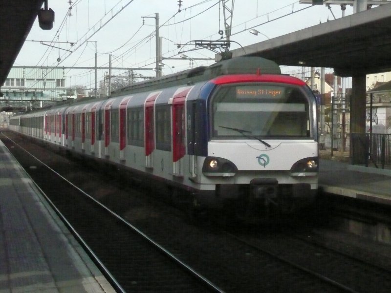 Ein Triebzug der Linie RER A2 fhrt am 23.2.2008 aus dem Haltepunkt Sucy-Bonneuil in Richtung Boissy. 