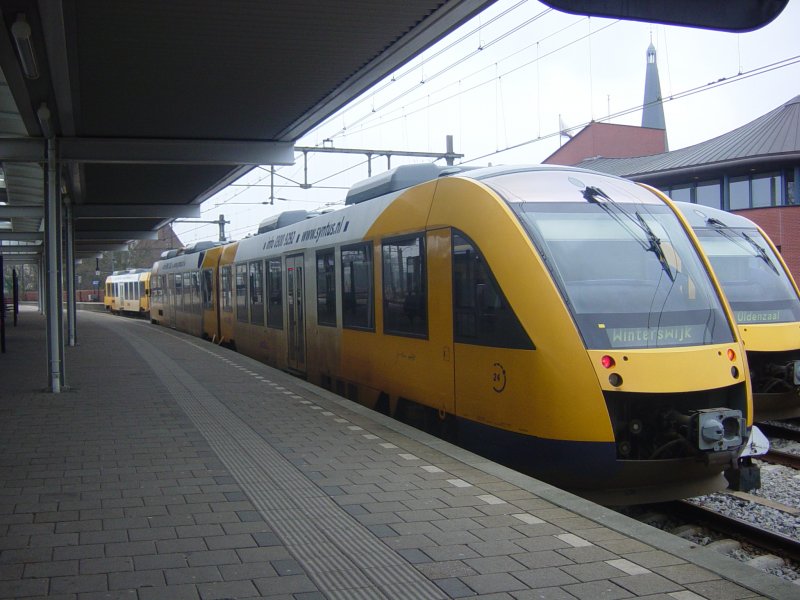 Ein Triebzug der LINT-Familie von Syntus steht im hollndisches Dorf Zutphen. Er werd in 10 Minuten abfahren nach Winterswijk. 