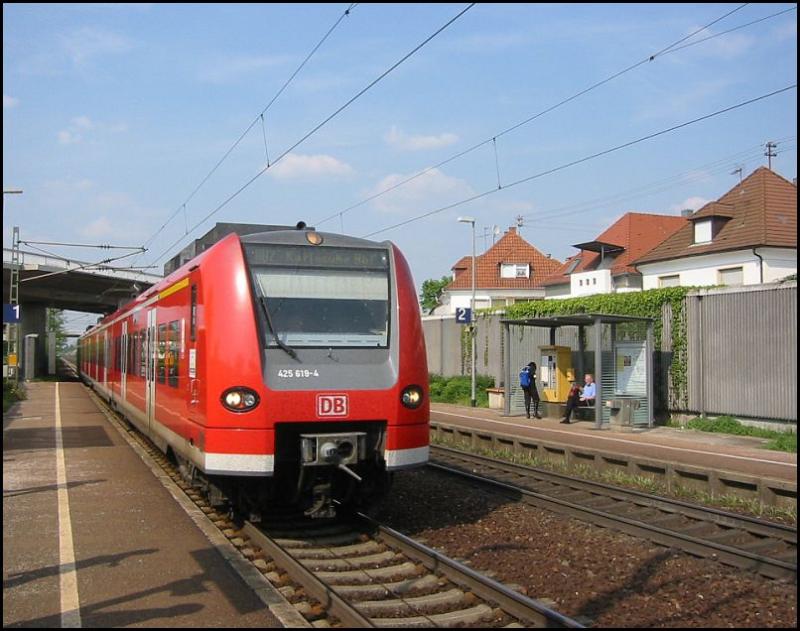 Ein Triebzug mit 425 619 an der Spitze fhrt am 07.05.2006 in die Haltestelle Karlsruhe-Hagsfeld ein. Der Zug fhrt auf der Linie RB2 zwischen Mannheim und Karlsruhe.