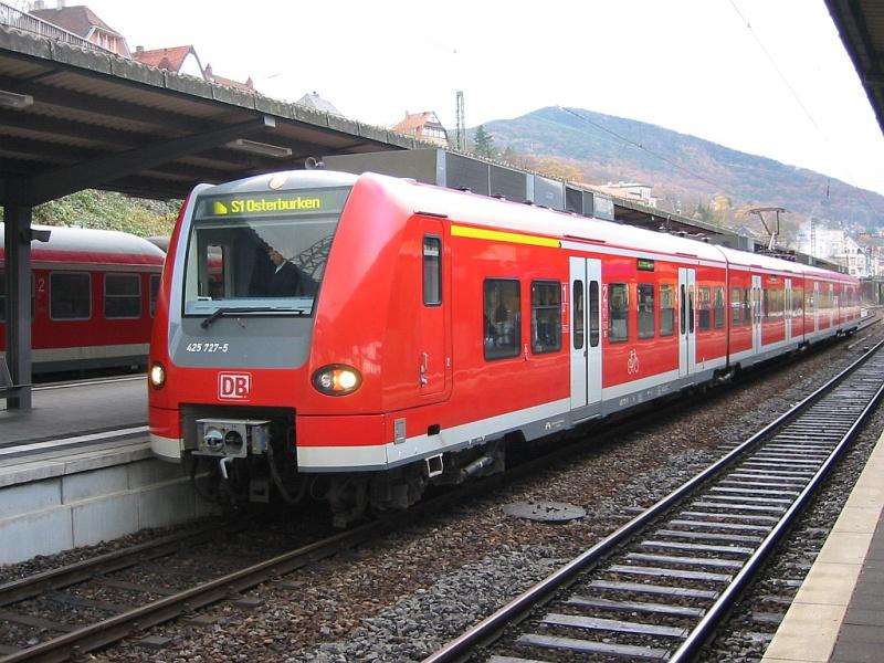 Ein Triebzug mit 425 727 steht am 06.12.2005 als S1 nach Osterburken in Neustadt (Weinstrae).