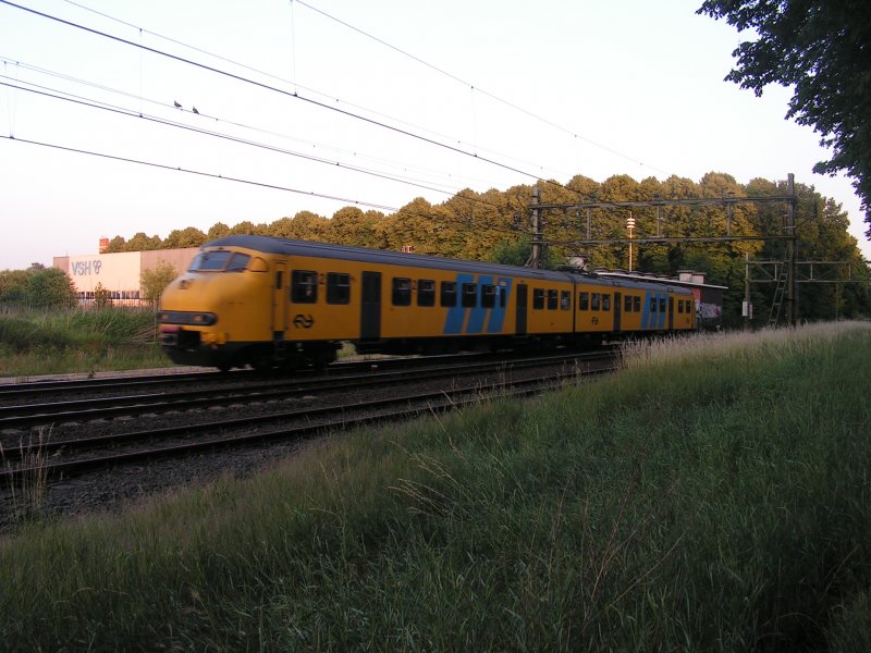 Ein Triebzug Plan V fhrt durch das hollndische Hilversum (eine Stadt, ungefehr 40 km von Amsterdam entfernt)