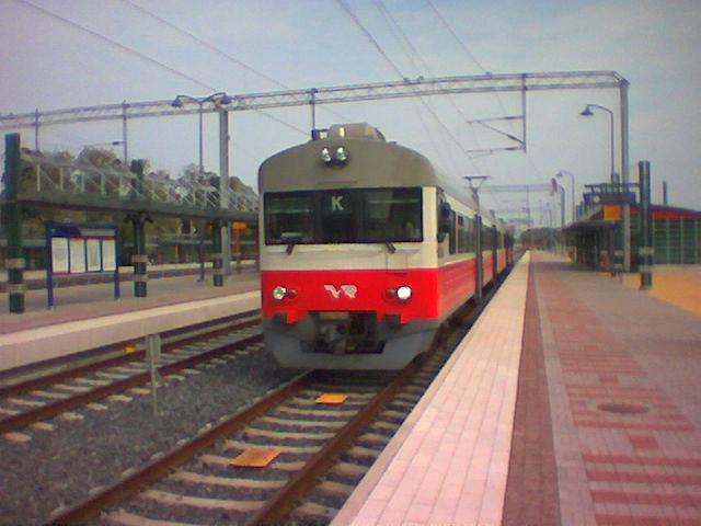 Ein Triebzug der Serie Sm1 am 28.7.2003 auf seiner Endstation Kerava
