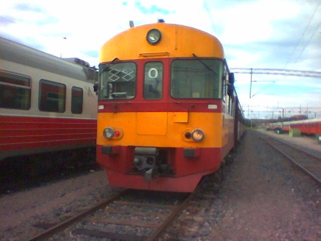 Ein Triebzug der Serie Sm2 auf dem Betriebsbahnhof Ilmala bei Helsinki. 4.7.2003