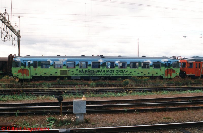 Ein Triebzug vom TYP Y1 in aufflliger Bemalung der Inlandsbanan am 26.07.1999 in stersund.
