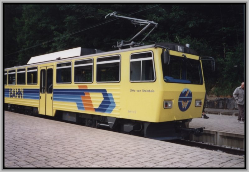 Ein Triebzug der Wendelsteinbahn wartet im Sommer 2000 in der Talstation auf neue Fahrgste.