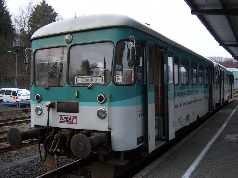 Ein Triebzug der Westerwaldbahn auf der Daadetalbahn in Betzdorf
(03.01.2008)

*Weis jemand welche Baureihe das ist?*