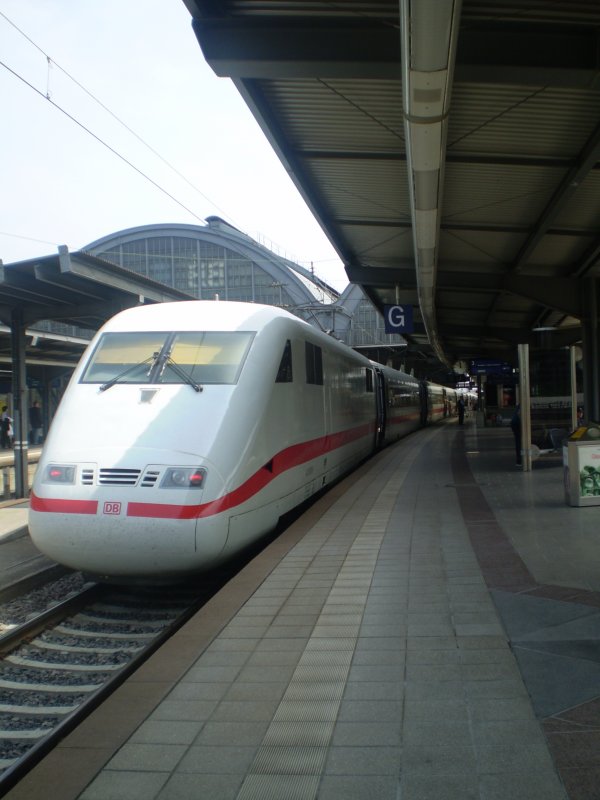 Ein Triepkopf der ersten ICE generation steht abfahrbereit in Karlsruhe Hbf.