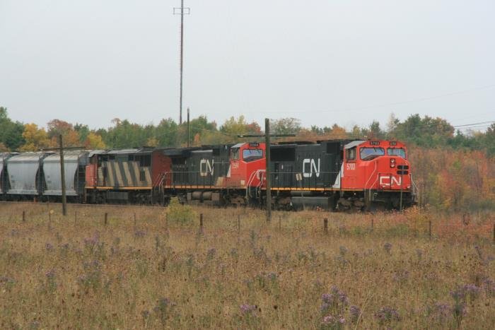 Ein Tripple, bestehend aus SD75I Class GF-643 #5703, Dash9-44CW Class EF-644 #2594 und Dash8-40CM EF-640 2409, wartet auf dem Weg in Richtung Norden auf einen entgegenkommenden Zug bei Brechin ON; 27.09.2008