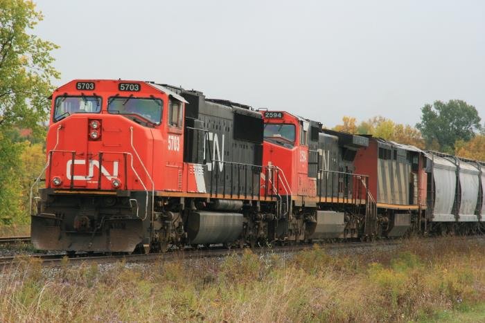 Ein Tripple, bestehend aus SD75I Class GF-643 #5703, Dash9-44CW Class EF-644 #2594 und Dash8CM EF-640 2409, wartet auf dem Weg in Richtung Norden auf einen entgegenkommenden Zug bei Brechin ON. Da das etwas l�nger dauern kann, nutzt der Lokf�hrer die Zeit zu einem kleinen Schl�fchen; 27.09.2008