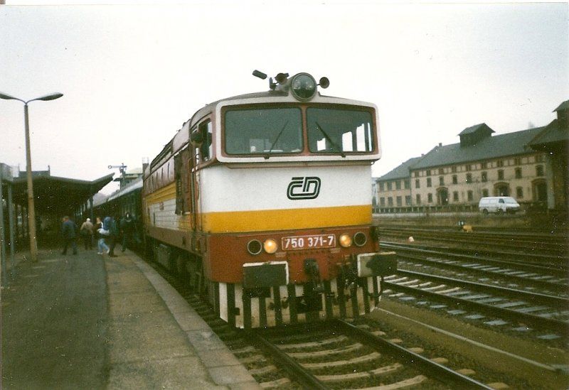 Ein tschechischer D-Zug aus Plzen mit der 750 371 der Weiterfhrt ins tschechische Liberec hlt im Januar 1999 im deutschen Bahnhof Zittau.