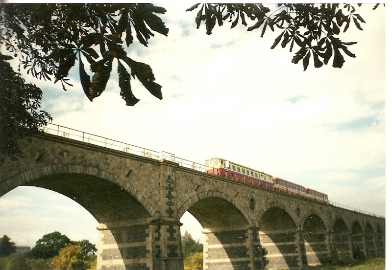 Ein tschechischer Korridorzug,auf dem Weg in Richtung Tschechien,im September 2001,auf der Nei�ebr�cke in Zittau.