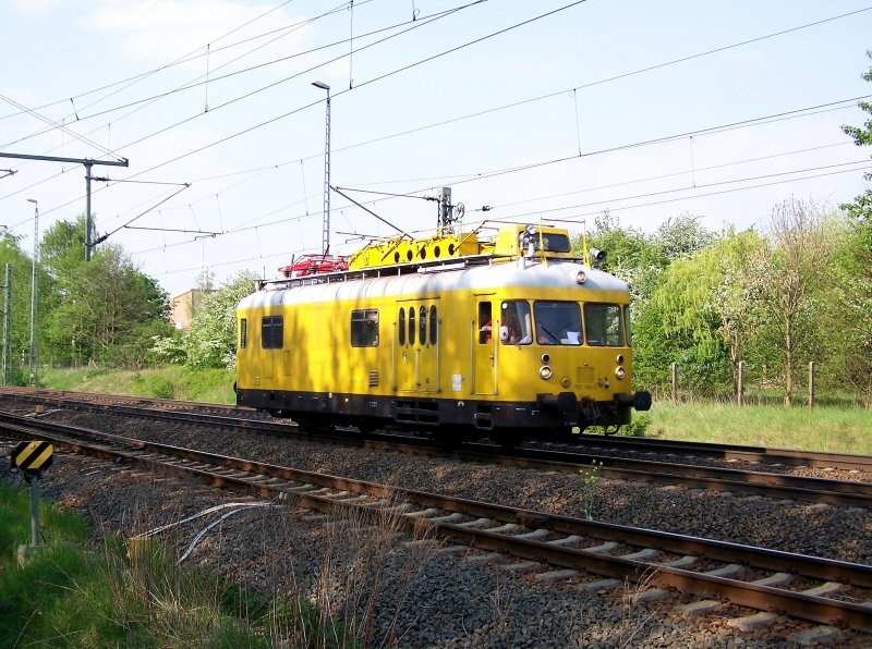 Ein Turmtriebwagen BR 701 100-4 durchfhrt am 28.04.07 den Bahnhof Rackwitz.