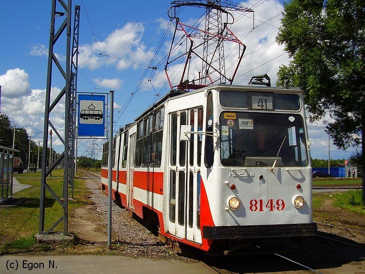 Ein Tw des Typs LWS-86 der St. Petersburger Straenbahn vom  Elektromechanitschiskij savod  kommend fhrt richtung Stadtmitte. Aufnahme Juni 2006.
